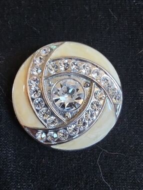 STYLE DOTS Crystal and Cream Spiral Statement Snap - Women's Jewelry